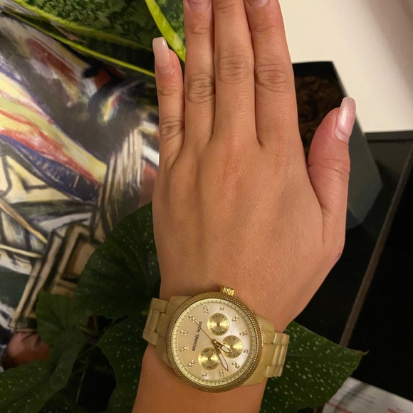 Michael Kors Gold/Cream Watch - Picture 3 of 7